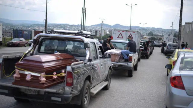 A couple ties an empty coffin to their car to collect the body of a relative as Ecuador's government announced on Thursday it was building a "special camp" in Guayaquil for coronavirus disease (COVID-19) victims, in Guayaquil, Ecuador April 2, 2020. REUTERS/Vicente Gaibor del Pino NO RESALES. NO ARCHIVES [[[REUTERS VOCENTO]]] HEALTH-CORONAVIRUS/ECUADOR