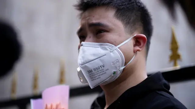 A man wearing a face mask cries in Wuhan, Hubei province, as China holds a national mourning for those who died of the coronavirus disease (COVID-19), on the Qingming tomb-sweeping festival, April 4, 2020. REUTERS/Aly Song [[[REUTERS VOCENTO]]] HEALTH-CORONAVIRUS/CHINA