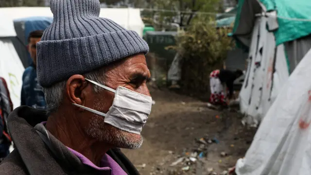 Un residente en el campo de refugiados de Moria, en la isla de Lesbos, en Grecia.