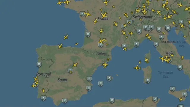 Aviones sobrevolando España este lunes.