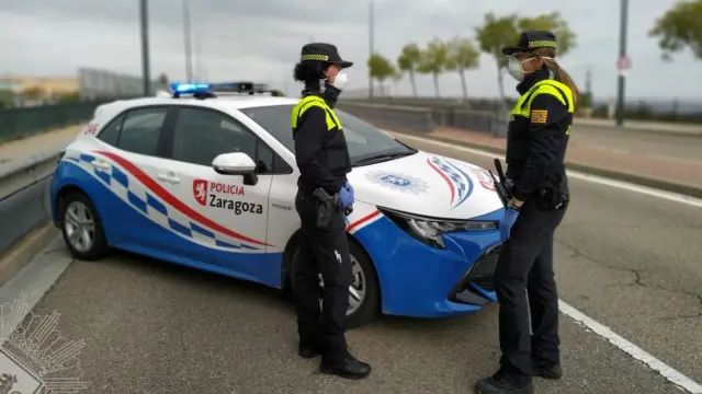 Mujeres policía con mascarilla de la Policía Local de Zaragoza