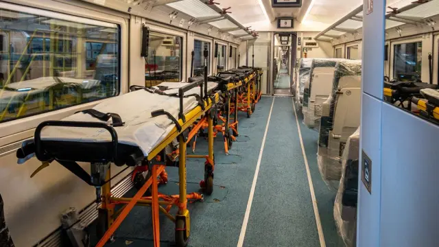Interior de un vagón medicalizado de un tren de Renfe