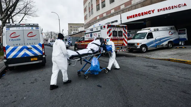 Dos sanitarios trasladan en una camilla a un infectado por coronavirus este miércoles en Nueva York.