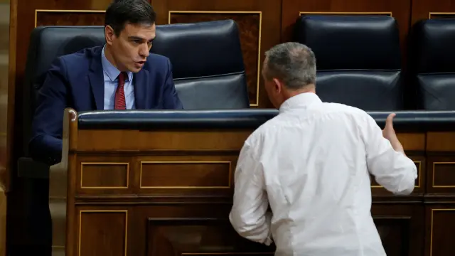 Pedro Sánchez habla con el diputado de Compromís- Más País Joan Baldoví.