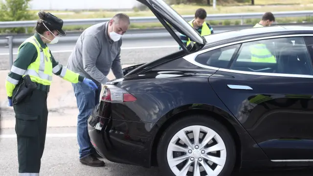 Varios guardias civiles registran un vehículo en el punto kilométrico 19 de la A6 en Madrid este miércoles.
