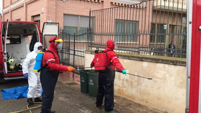 Los bomberos de la Diputación de Zaragoza han trabajado hoy viernes en la desinfección de la residencia de mayores Nuestra Señora de las Nieves de Letux