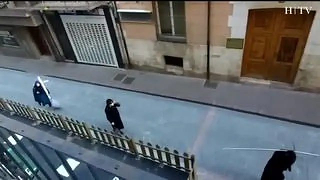 La Policía Local de Teruel ha denunciado a tres jóvenes con domicilio en esta ciudad que este Jueves Santo desfilaron por la calzada de la céntrica calle Yagüe de Salas ataviados con túnicas y llevando una cruz a hombros y una bolsa de basura en la mano.