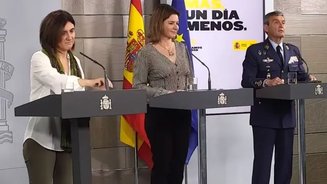 María José Sierra, izquierda, durante la rueda de prensa ofrecida este sábado en la Moncloa.