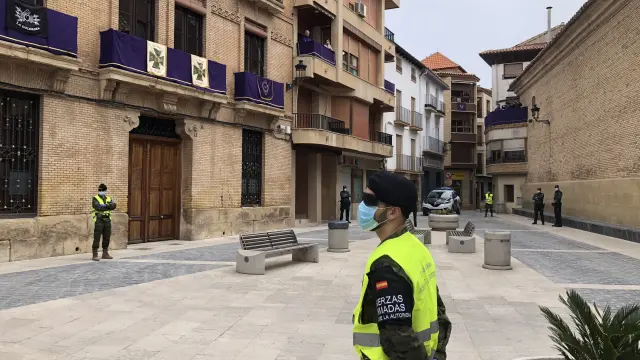 Soldados y guardias civiles desplegados en la plaza del Ayuntamiento de Calanda