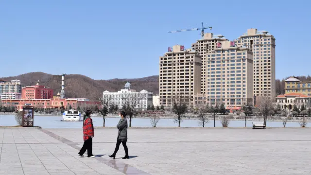 Dos mujeres en la ciudad de Suifenhe, en la provincia nororiental de Heilongjiang fronteriza con Rusia.