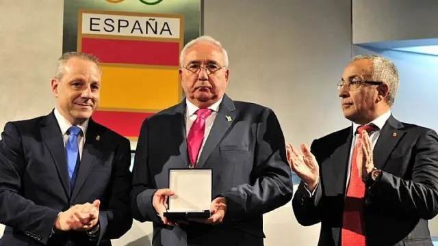 Ernesto Enríquez, en el centro, recibiendo su insignia olímpica