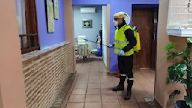 Un miembro de la UME realiza tareas de desinfección de una residencia en Alhaurín de la Torre (Málaga).