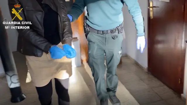 Imagen del vídeo de la detención de la mujer en Sabiñánigo.