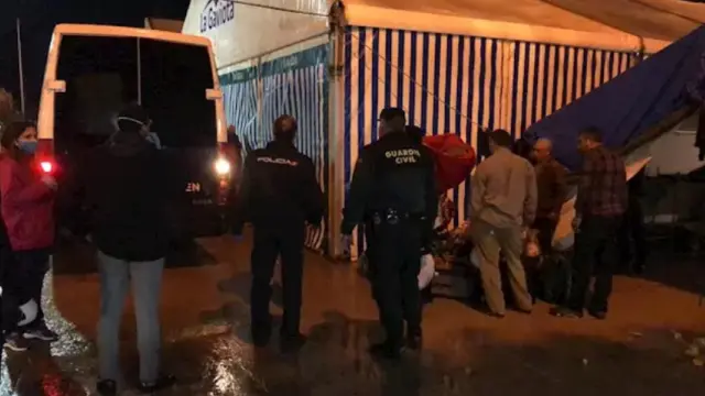Trasladados a una nave más de 300 'sin techo' acogidos en Melilla tras una tormenta que anegó su campamento