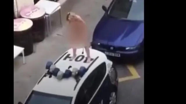 Una mujer se desnuda y se sube a un coche de la Policía en Torremolinos