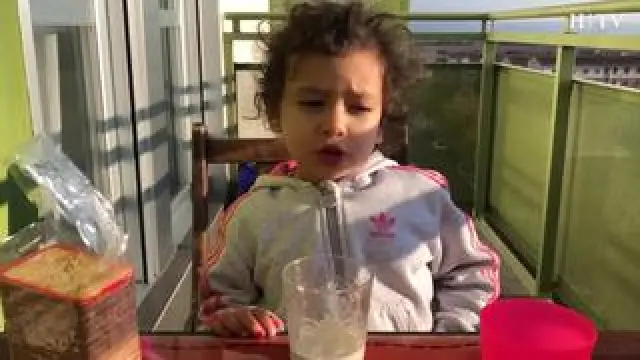 El vídeo en el que esta pequeña explica a su padre que "está harta" de tantos deberes fue colgado en redes hace una semana y se hizo viral.