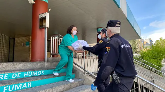 La Policía entrega material en el Hospital Clínico Lozano Blesa.