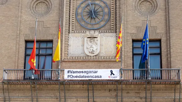 Pancarta en el balcón del Ayuntamiento