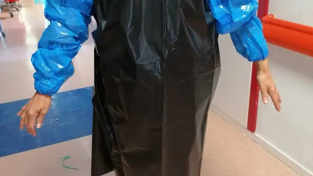 Una empleada de San Jorge con el traje confeccionado con bolsas de basura.