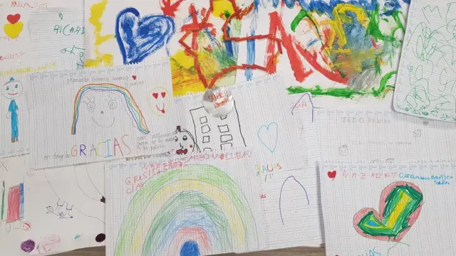 Algunos de los dibujos lanzados por los niños en la calle Valentín Gardeta.