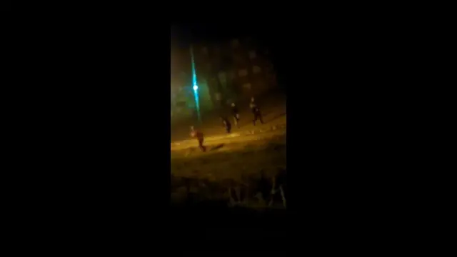 Imagen del vídeo colgado en las redes sociales con los cinco vecinos de Andorra jugando al fútbol.