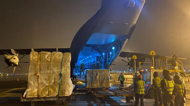 El avión A400M de la Base de Zaragoza carga material sanitario en el aeropuerto de Shangai (China) que llegará esta tarde a la base de Torrejón (Madrid)