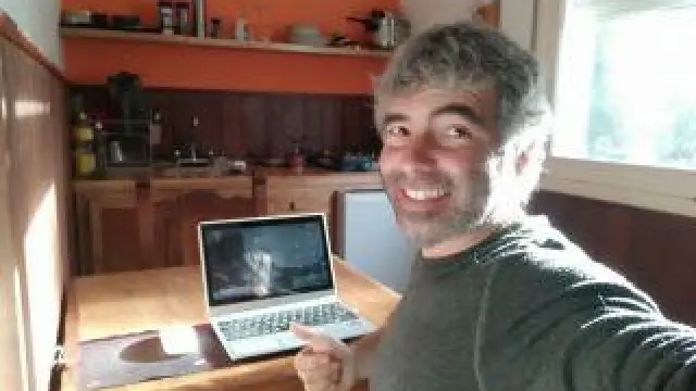 Daniel Zaragoza, en la casa que le han dejado para pasar la cuarentena en la Patagonia argentina.