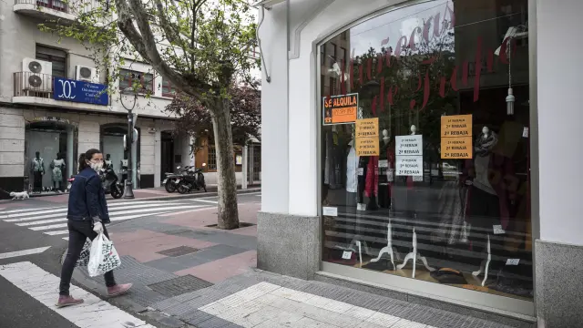 Un local del centro de Zaragoza con un cartel que anuncia que está disponible.