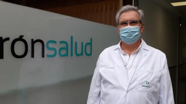 El doctor Gonzalo Alfaro, en el hospital Quirón.