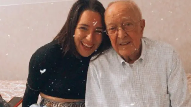 La zaragozana Patricia Bueso Lucea en una fotografía con su abuelo, que ha muerto recientemente por coronavirus.