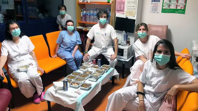 Varios sanitarios durante la cena Michelin en el hospital San Jorge de Huesca.