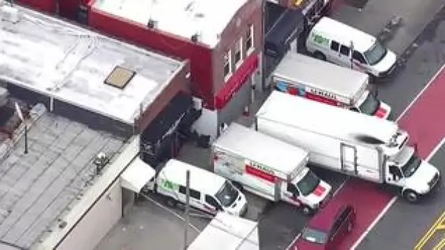 La Policía de Nueva York investiga el hallazgo de un centenar de cadáveres en descomposición en camiones de mudanza. Se cree que todos eran víctimas del coronavirus. El hallazgo se produjo tras la denuncia de varios vecinos quejándose del mal olor.