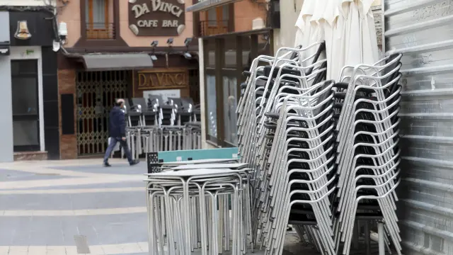 Mesas y sillas de veladores de los bares cerrados por la pandemia en Padre Huesca y San Orencio