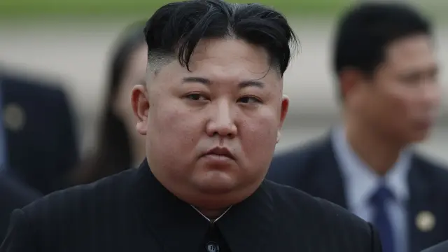 El líder norcoreano, Kim Jong-un, hizo este sábado su primera aparición en los medios estatales norcoreanos después de estar ausente del ojo público durante una veintena de días, lo que disparó los rumores sobre su estado de salud.