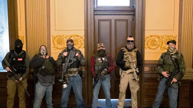 Hombres armados ante la oficina de la gobernadora de Michigan durante la votación de la prórroga del confinamiento.