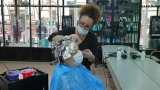 Las peluquerías han abierto sus puertas este lunes en Zaragoza con fuertes medidas de higiene, cita previa y listas de espera. En estos primeros días van a tener que "corregir muchos desastres" de los que se han atrevido a coger la tijera durante la cuarentena.