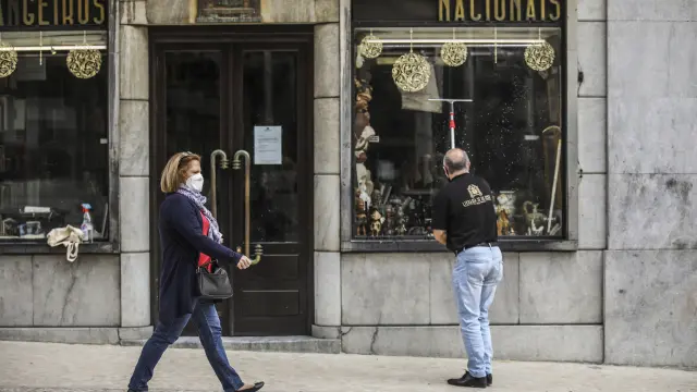 Un librero prepara la apertura de su tienda en Lisboa una vez al levantarse el confinamiento por la pandemia de coronavirus.