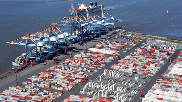 Aerial view of containers in a loading terminal of the harbour during the spread of the coronavirus disease (COVID-19) in Bremerhaven, Germany April 24, 2020. REUTERS/Fabian Bimmer [[[REUTERS VOCENTO]]] [[[HA ARCHIVO]]] HEALTH-CORONAVIRUS/GERMANY
