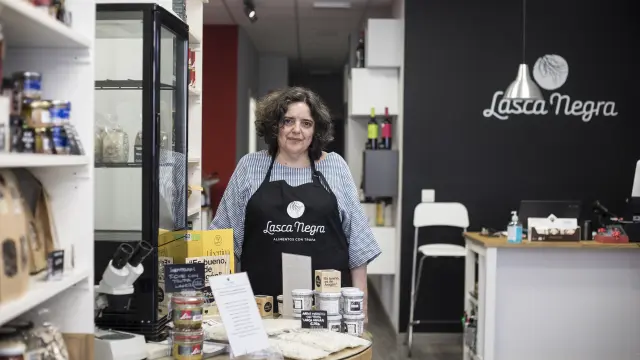 María Jesús Blanco, en su tienda 'gourmet' Lasca Negra de Zaragoza.