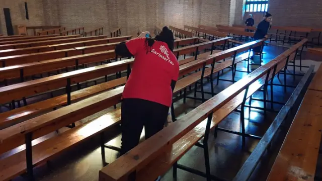 Tareas de limpieza en una iglesia de Huesca a cargo de Carinsertas.