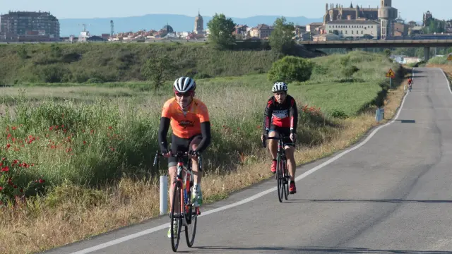 Dos ciclistas, en las afueras de Huesca, el pasado 2 de mayo, cuando se autorizó la práctica deportiva en la calle.