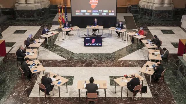 Reunión del presidente del Gobierno de Aragón, Javier Lambán, con los agentes sociales el pasado 17 de abril.
