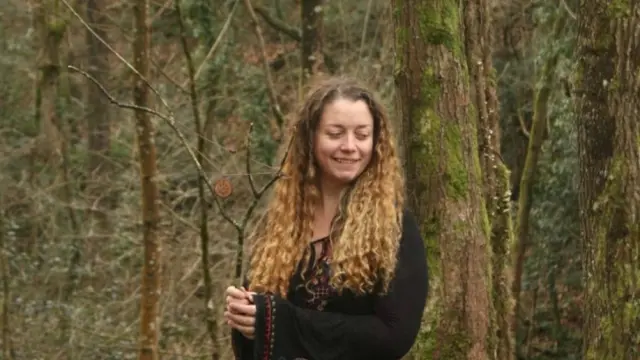 La cantante, música y artesana, retratada en un fondo boscoso