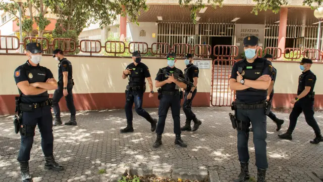 Algunos agentes de la Policía Nacional de Sevilla salen de la Jefatura de Blas Infante tras haberse sometido a los test rápidos para detectar el coronavirus.