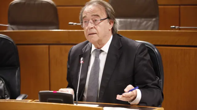 El consejero de Hacienda, Carlos Pérez Anadón, en la comparecencia de este lunes en las Cortes solicitada por el PP para explicar el impacto del coronavirus.