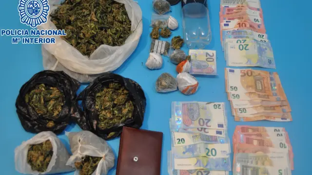 Foto de la droga y del dinero en metálico intervenido por la Policía Nacional en Huesca.