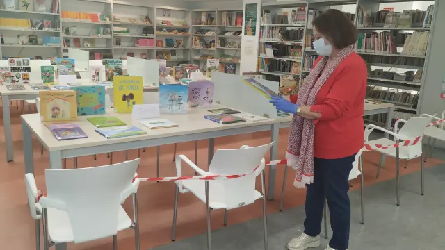 La bibliotecaria de Tarazona en la zona de literatura infantil habilitada tras la reapertura del servicio.