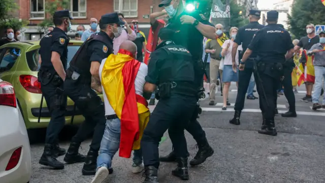 Detenciones durante las protestas frente a la sede del PSOE en Madrid.