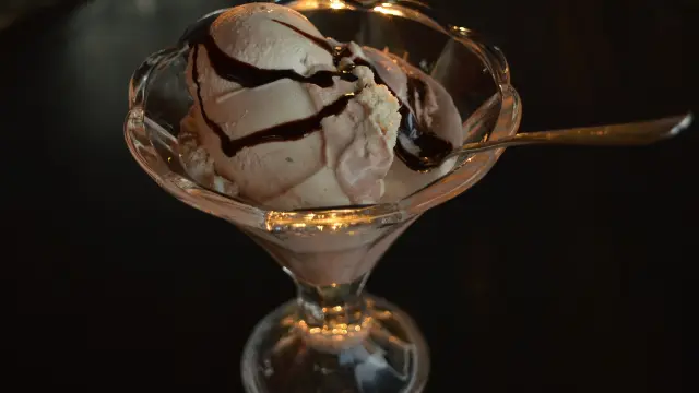 El helado de chocolate es una de las recetas preferidas de mayores y pequeños para combatir el calor.