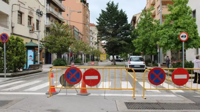 La avenida del Pilar, en el tramo entre la plaza de España y la calle Tarragona, está cerrada al trafico para facilitar el tránsito de personas y la colocación de terrazas.